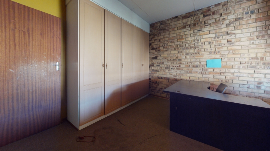 6 Bedroom Property for Sale in Kannoniers Park North West